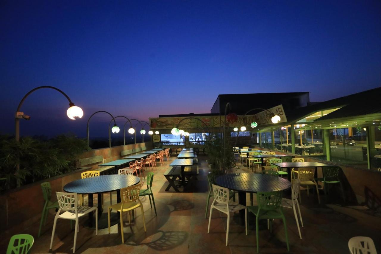 Humming Bird Hotel & Banquet Ānand Exteriér fotografie