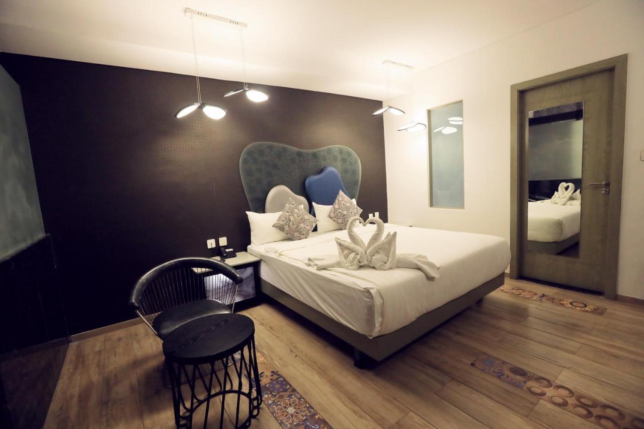 Humming Bird Hotel & Banquet Ānand Exteriér fotografie